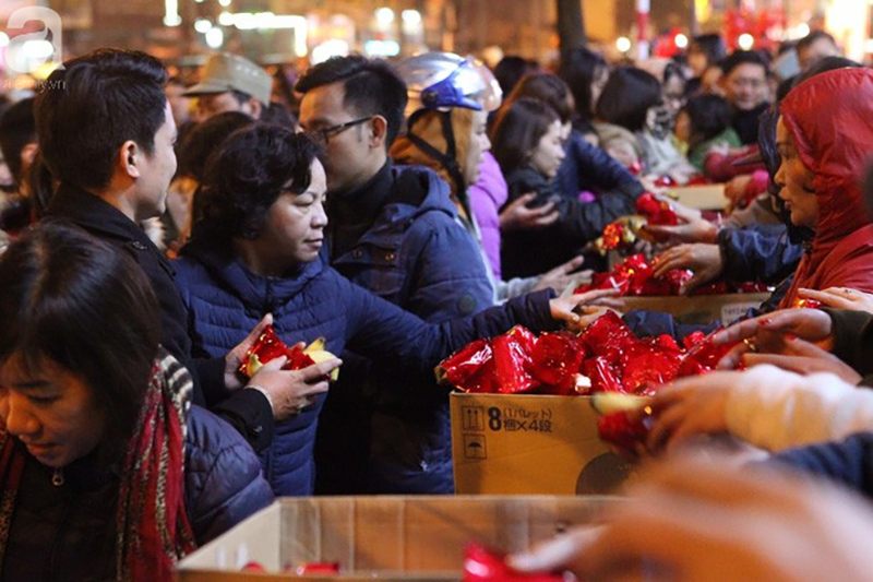 Chùm ảnh: Hàng nghìn người dân đổ về chùa Phúc Khánh cúng sao giải hạn đầu năm